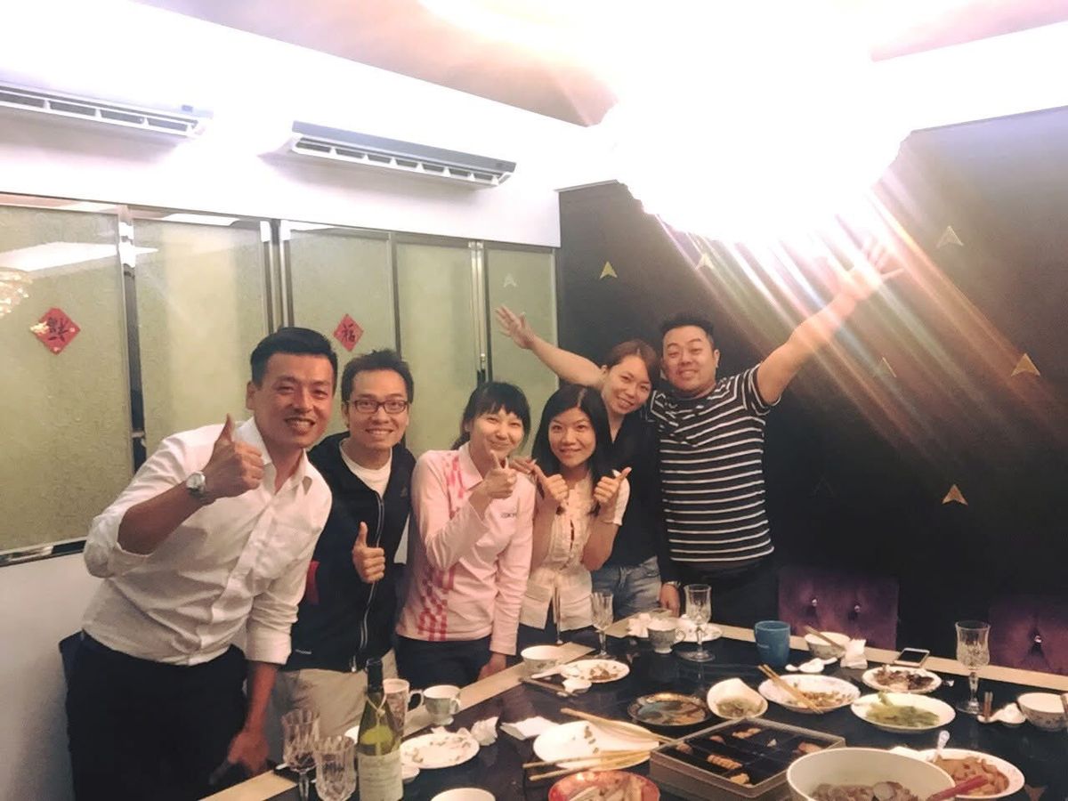 G2 會員在餐敘場合合影，彼此舉杯談笑。
